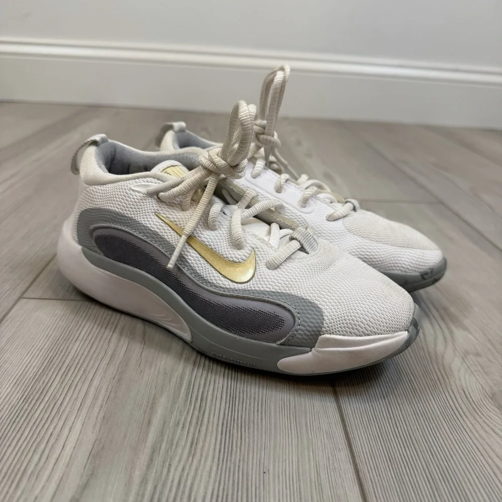 Nike IsoFly Sneaker Youth White Gray Basketball Shoes FN4384-100 Size 2Y